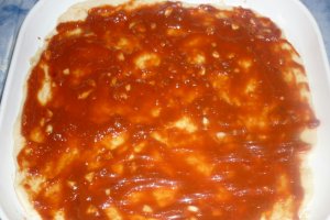 Pizza cu sunca, salam si branza