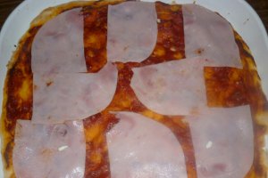 Pizza cu sunca, salam si branza