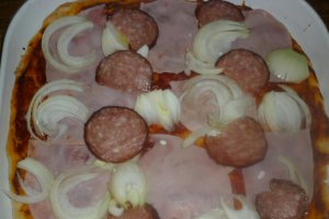 Pizza cu sunca, salam si branza