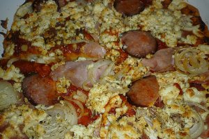 Pizza cu sunca, salam si branza
