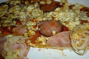 Pizza cu sunca, salam si branza