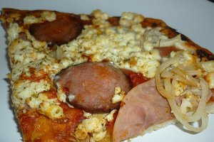 Pizza cu sunca, salam si branza