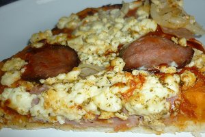 Pizza cu sunca, salam si branza