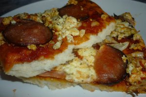 Pizza cu sunca, salam si branza