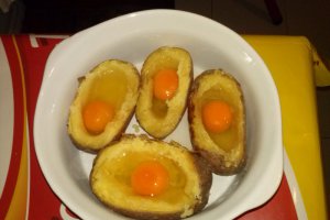 Cartofi copti cu ou