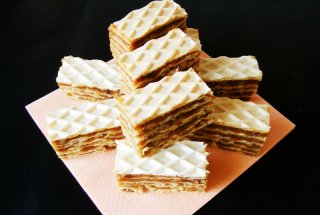 Foi de napolitana cu nuca si caramel