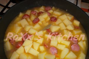 Mancare de cartofi cu carnati afumati