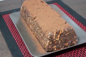 Chec cu biscuiti, nuca si dulceata de visine
