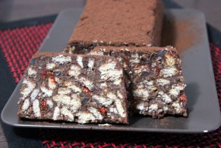 Chec cu biscuiti, nuca si dulceata de visine