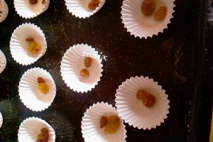 Mini-brioşe cu ciocolată şi stafide