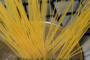Spaghettini cu ton si legume