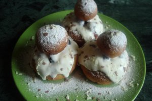 Reteta de preparare a papanasilor cu smantana si dulceata de mure