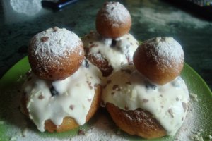 Reteta de preparare a papanasilor cu smantana si dulceata de mure