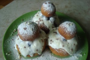 Reteta de preparare a papanasilor cu smantana si dulceata de mure