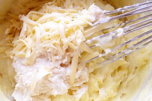 Carne de viţel cu piure de cartofi şi ţelină la cuptor