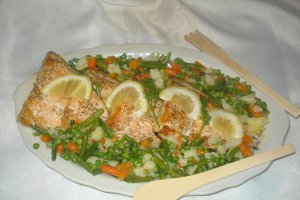 File de somon la cuptor cu legume