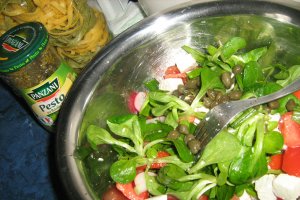 Fettuccine cu sos pesto si salata
