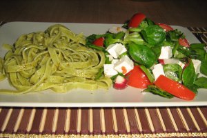 Fettuccine cu sos pesto si salata