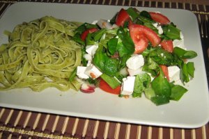 Fettuccine cu sos pesto si salata