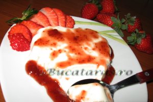 Panna cotta cu capsuni
