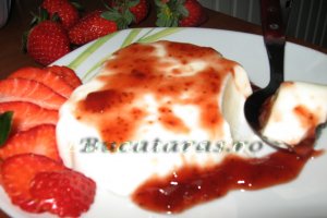 Panna cotta cu capsuni