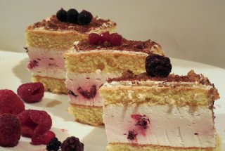 Prajitura cu frisca si fructe