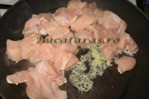 Pui Thai cu curry si lapte de cocos