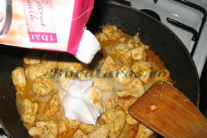 Pui Thai cu curry si lapte de cocos