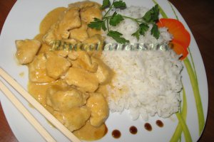Pui Thai cu curry si lapte de cocos