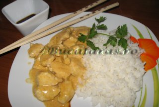 Pui Thai cu curry si lapte de cocos