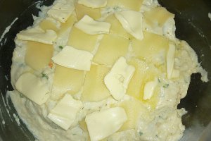 Conopida la cuptor cu sos Bechamel