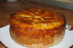 Placinta adanca cu mere si sos aromat