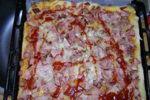 Pizza cu aluat de paine