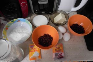 Briose(Cupcakes) pufoase cu merisoare si stafide
