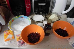 Briose(Cupcakes) pufoase cu merisoare si stafide
