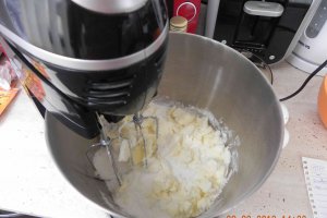 Briose(Cupcakes) pufoase cu merisoare si stafide
