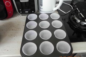 Briose(Cupcakes) pufoase cu merisoare si stafide