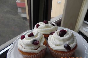 Briose(Cupcakes) pufoase cu merisoare si stafide