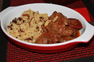 Ficatei picanti cu garnitura de orez cu galbiori