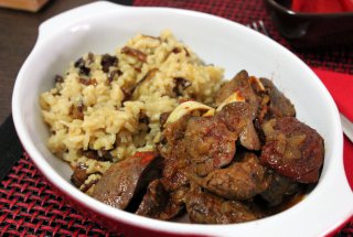 Ficatei picanti cu garnitura de orez cu galbiori