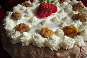 Tort Pavlova, cu nuci caramelizate