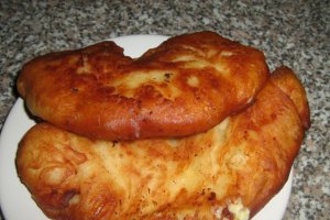 Langosi cu branza telemea