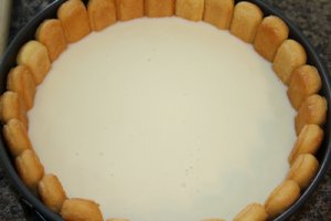 Desert tort cu crema de iaurt si piersici