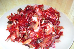 Salata de ciuperci cu sfecla si usturoi