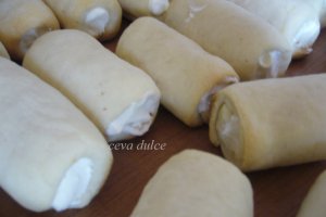 Rulouri cu crema de vanilie