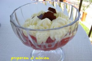 Cupe de capsuni cu mascarpone