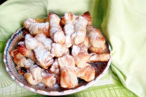 Răsucite/învârtite cu gem de gutui și miez de migdale