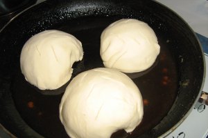 Mere caramelizate in aluat