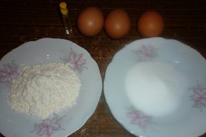 Rulada cu gem de capsuni si ciocolata
