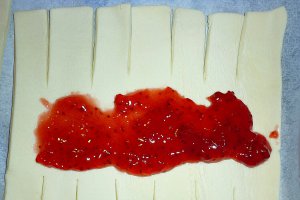 "Cosite" din aluat de foietaj cu gem si rahat